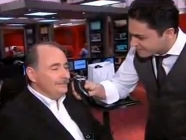 Cu câteva zile înainte de alegerile de la 6 noiembrie, Axelrod pariase deja că îşi va rade mustaţa.