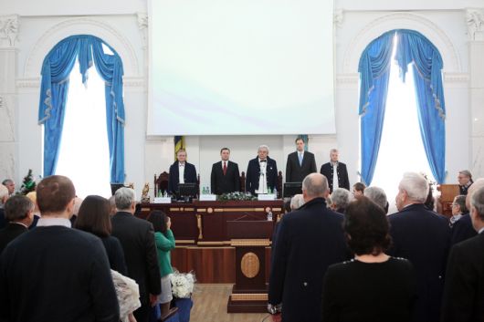 Premierul a mai înmânat Ordinul pentru inventică și medalia de aur a Uniunii Europene membrului corespondent al AȘM, fizicianului Anatolie Sidorenco. 