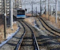 “Un tren şi o remorcă s-au ciocnit la o trecere pe lângă staţia Arai linia Sanyo în Takasago, ora locală 3:50″, a declarat un purtător de cuvânt.