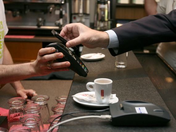 Producatorii de telefoane si companii financiare precum Visa si MasterCard promoveaza acest tip de aplicatii 