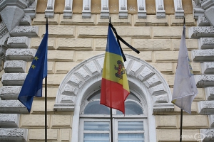 Tricolorul de pe clădirea Primăriei, legat cu panglică neagră