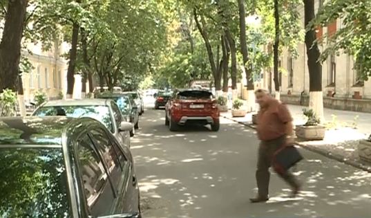 Обещали сделать пешеходные улицы в столице, но так и не приступили к осуществлению этой идеи. 