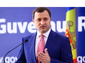Он осмотрит ход работ по ремонту автодороги Чадыр-Лунга-Баурчи-Конгаз, а также строительству водопровода и артезианских скважин в Конгазе и Вулканештах.