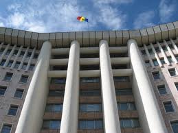 Unul dintre blocurile Parlamentului a fost extins şi acum au loc lucrările de reparaţie a exteriorului acestuia. Foto: infoprut.ro