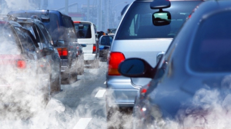 Praful şi materialul antiderapant, spulberat de vânt şi transportul auto, poluează semnificativ aerul atmosferic şi poate afecta organele sistemului respirator şi cardio-vascular la oameni.