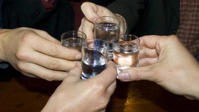 Potrivit sursei, în ianuarie 2012, doi bărbaţi originari din Drochia şi Teleneşti, care câştigau bani pentru lucrări agricole s-au luat la ceartă