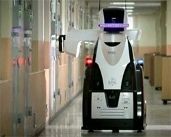 Робот оборудован 3D-камерой и специальным программным обеспечением, которое анализирует поведение заключенных.