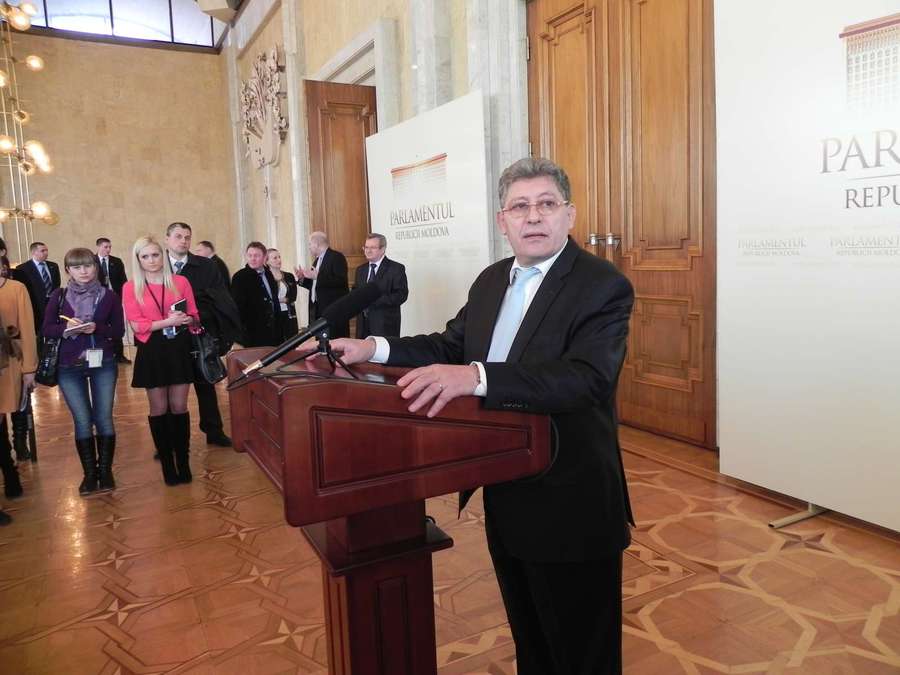 Гимпу утверждает, что либерал-демократы требуют пересмотра Соглашения АЕИ, чтобы распределить другим образом подконтрольные им учреждения.