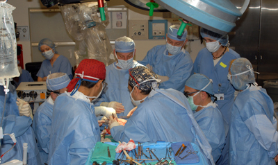Cei doi pacienţi vor fi monitorizaţi pe parcursul perioadei de recuperare atât de medicii de la Spitalul Republican, cât şi de cei din România, care au participat la operaţie. 