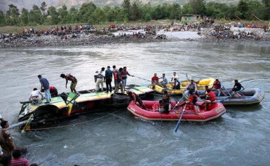  Cel puţin 21 de persoane au murit şi alte 23 sunt rănite, după ce un autobuz de transport public s-a răsturnat în Canalul Hazara, din oraşul Etah, India.