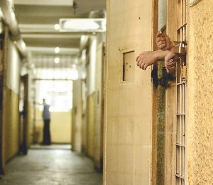 Executarea pedepsei  a fost însă suspendată condiţionat pe un termen de probă de trei ani. Decizia Curţii de Apel este cu drept de atac.
