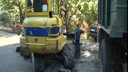 Locatarii unui bloc de pe strada Iazului din capitală au ieşit astăzi în stradă pentru a opri construcţia unei parcări auto chiar în curtea lor. 