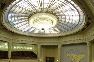 Конструкции купола составлены из металла и стекла, а диаметр рухнувшего плафона – 16 метров. 