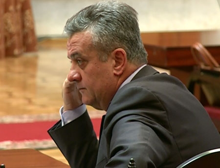 Președintele comisiei, Oleg Reidman, susține că nu este de acord cu inițiativa unuia dintre membri, care vizează semnarea unui document ce ar demonstra că în comisie nu există niciun membru care deține acțiuni la Banca de Economii.
