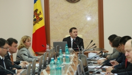 Mai exact, după ce miniştrii au constat că legea privind obligativitatea vorbirii limbii de stat este neglijată. 