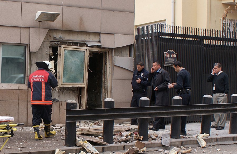 Atacatorul sinucigaş suferea de sindromul Wernicke-Korsakoff - o maladie neurologică cauzată de cancere grave ce afectează numeroşi deţinuţi ce au participat la greva foamei -, motiv pentru care a fost ales să comită acest atentat sinucigaş.