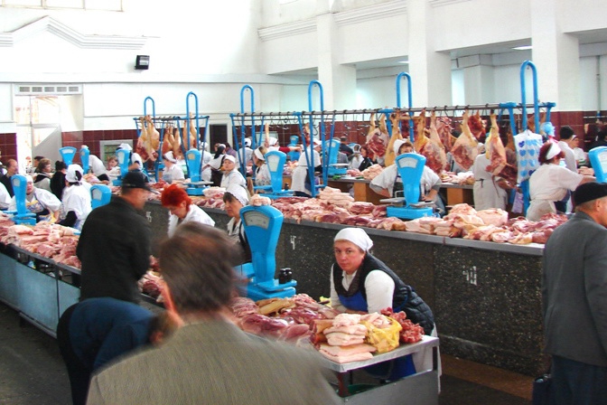 В январе, молодой человек зашел в мясную лавку, закрыл за собой дверь и, достав нож, стал вымогать у продавщицы деньги, угрожая расправой.