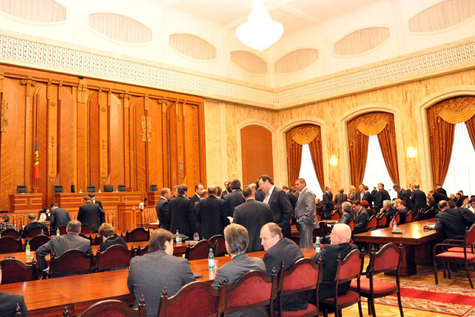 Парламент проголосует за отставку правительства. Вероятность такого сценария, в последнее время кажется очевидной. 