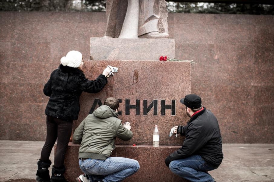 Свастика и оскорбительные надписи с памятника Ленину были удалены представителями ПКРМ.
