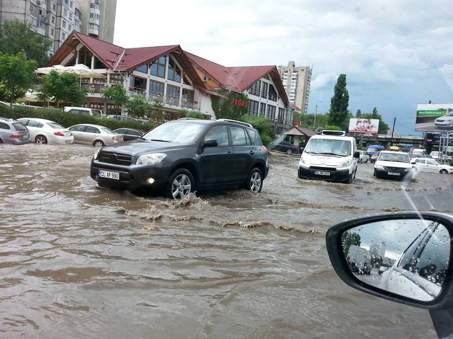 Autorităţile municipale dau asigurări că angajaţii serviciilor municipale lucrează în teritoriu pentru a remedia situaţia.