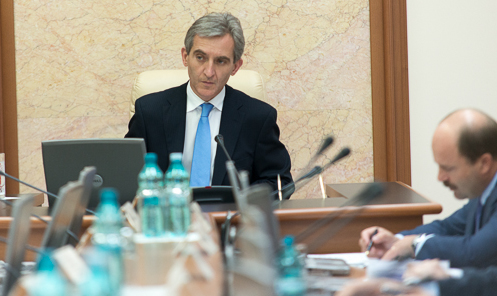 Trei miniştri din Guvernul Leancă, riscă să-şi piardă fotoliile, ei sunt implicaţi în scandaluri de proporţie.