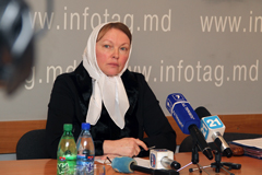 Светлана Погорила, бабушка трех несовершеннолетних внучек, вместе с их матерью, обвиняет генеральную прокуратуру в беззаконии. Фото: infotag.md
