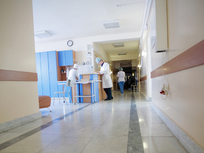 Peste 40 de studenţi, internaţi cu simptome de toxiinfecţie alimentară în SUA (Imagine: Shutterstock)