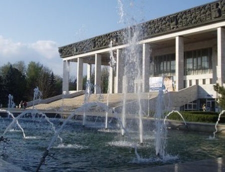 Grupul de inițiativă așteaptă reacțiile administarției teatrului și a președintelui țării. Foto: inprofunzime.md