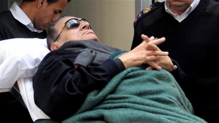 Hosni Mubarak a fost transferat, miercuri, de la spital la închisoare, relatează presa egipteană.
