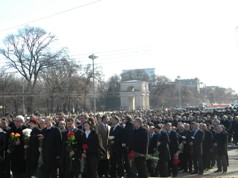 În acest sens, veteranii celui de-al Doilea Război Mondial vor participa la o ceremonie de depunere de flori la Memorialul "Eternitate"