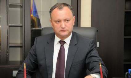 Социалисты обвиняют коммунистов и демократов в том, что они не соблюдают предвыборные обещания и свои заявления, с которыми выступили ранее.