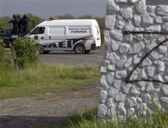 Мексиканская полиция обнаружила 49 изуродованных тел, сложенных вдоль дороги недалеко от города Монтеррей.