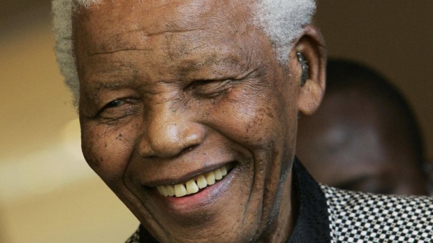 Lider prin consens între 1994 şi 1999, Mandela a cucerit inimile minorităţii albe împotriva cărei putere şi brutalitate a luptat anterior.