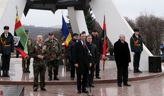 Preşedintele PLDM, Vlad Filat, împreună cu liderul PCRM, Vladimir Voronin, au depus astăzi flori la Complexul memorial din sectorul Râşcani al Capitalei.