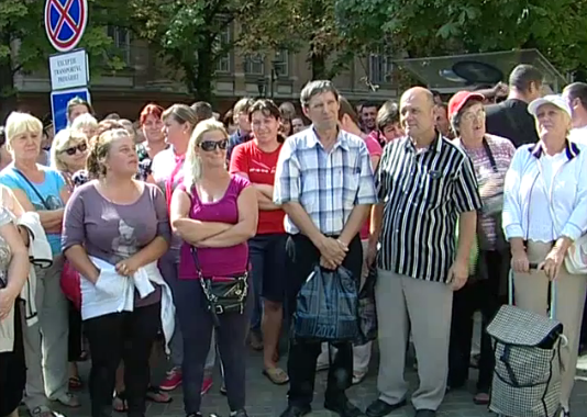 Уличные продавцы протестовали вчера до полуночи.