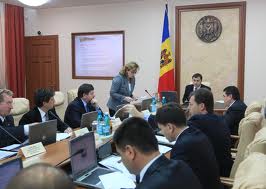 Vlad Filat ii indeamna pe toti ministrii din Executiv ca in zilele de 27 si 31 august sa nu ramana in Capitala