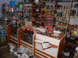 Ночью неизвестные проникли в магазин, забрав с собой продукты и спиртные напитки.