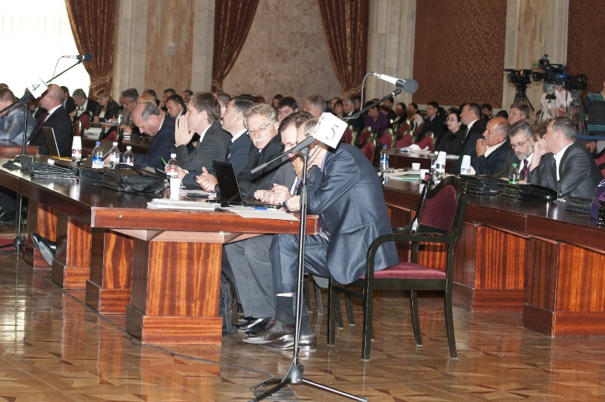 Fetescu susține că asistenții parlamentari nu au statut de funcționari publici și beneficiază de un salariu net de 3200 de lei.