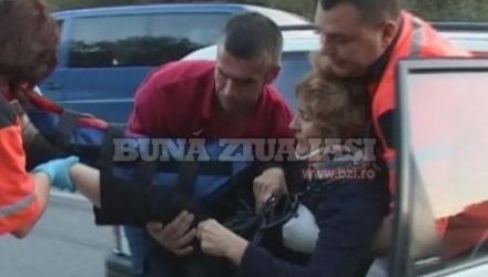 În urma loviturii, o pasageră din Nissan a fost rănită. Femeia a fost transportată la spital. 
