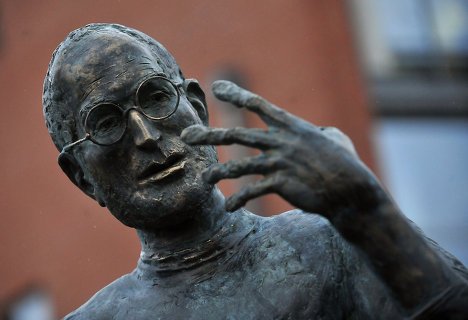 Din fondurile acumulate, studenţii intenționează să instaleze compoziţia sculpturală "Mulţumesc, Steve!".