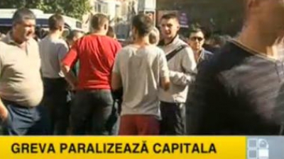 Nebunie la Primărie! Sute de şoferi de microbuze se bat!