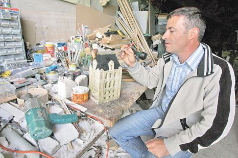 Pentru a reproduce copacii din capitala franceză, Brion a folosit numeroşi bonsai