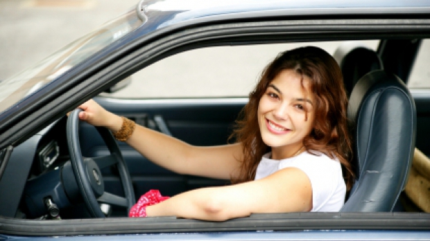 Cele mai probabile motive pentru care şoferiţele pică testele de conducere sunt proba de parcare şi cea de mers în marşarier.