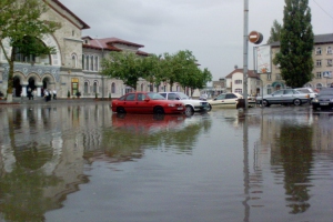 Totodată, vântul puternic a doborât mai multe panouri publicitare.