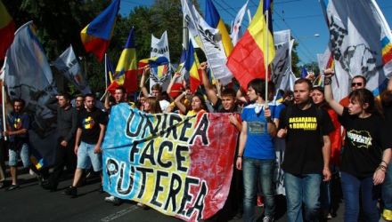 Odată ajunși în preajma Penitenciarului nr. 13, unioniștii se opresc și scandează: „Voronin, la pușcărie!”