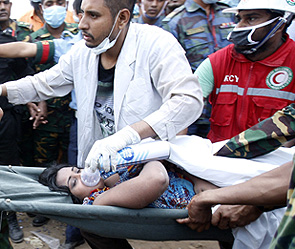 Спасатели, разбирающие завалы после обрушения многоэтажного комплекса Rana Plaza в пригороде столицы Бангладеш Дакки, обнаружили живую женщину. Фото: ИТАР-ТАСС