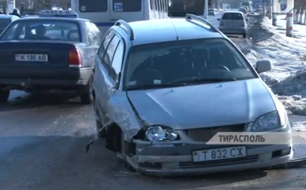 Из-за гололеда «Лексус», который пытался обогнать троллейбус, занесло.