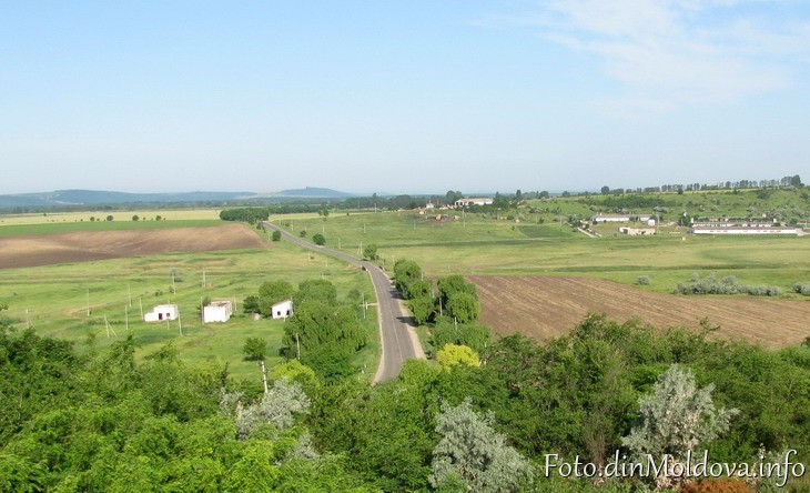 În timp ce primăria se ocupă de proiectul grandios, satul îşi trăieşte viaţa obişnuită. Foto: foto.dinmoldova.info
