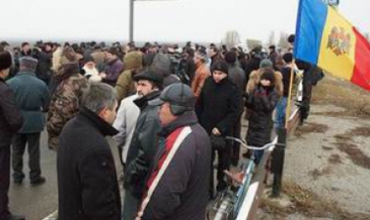 La acţiunea de comemorare au venit peste 60 de persoane, reprezentanţi ai consiliului raional local şi combatanţi ai războiului de pe Nistru din 1992.  
