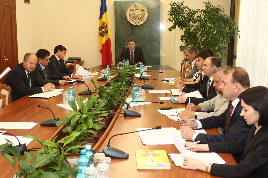 Vladimir Filat a menţionat că este necesară evaluarea impactului investiţiilor în diferite sectoare